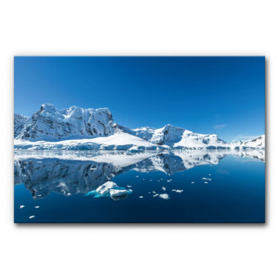 Akustikbild Arktis mit Wasserfläche und Gletschern in der Ferne