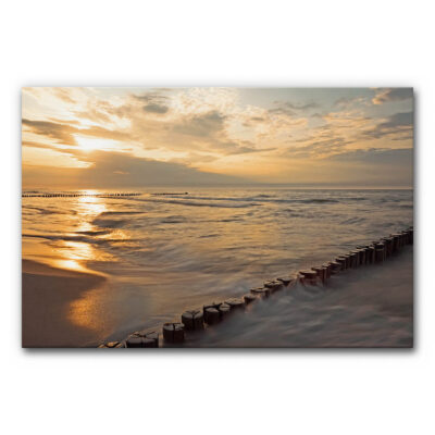 Akustikbild Ostsee Strand 2 zeigt einen ruhigen Sonnenuntergang über dem Meer, bei dem sanfte Wellen an hölzerne Wellenbrecher am Strand gespült werden.