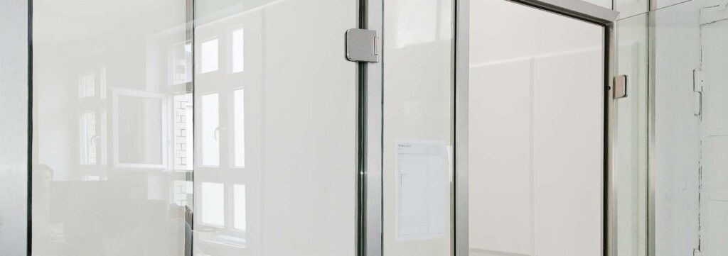 Akustik im Besprechungsraum mit Glaswänden durch Absorberplatten dämpfen