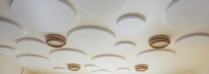 Akustikkreise an der Decke verklebt als Alternative zur Akustikdecke