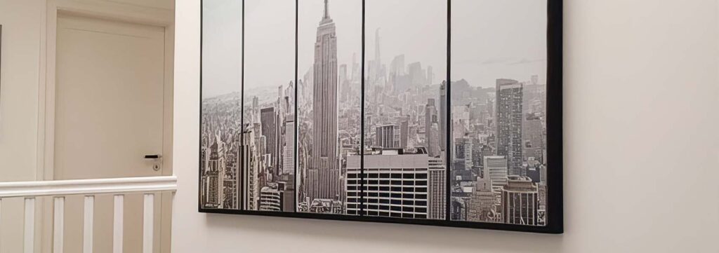 Schlechte Akustik im Treppenhaus bekämpft man mit Akustikbildern