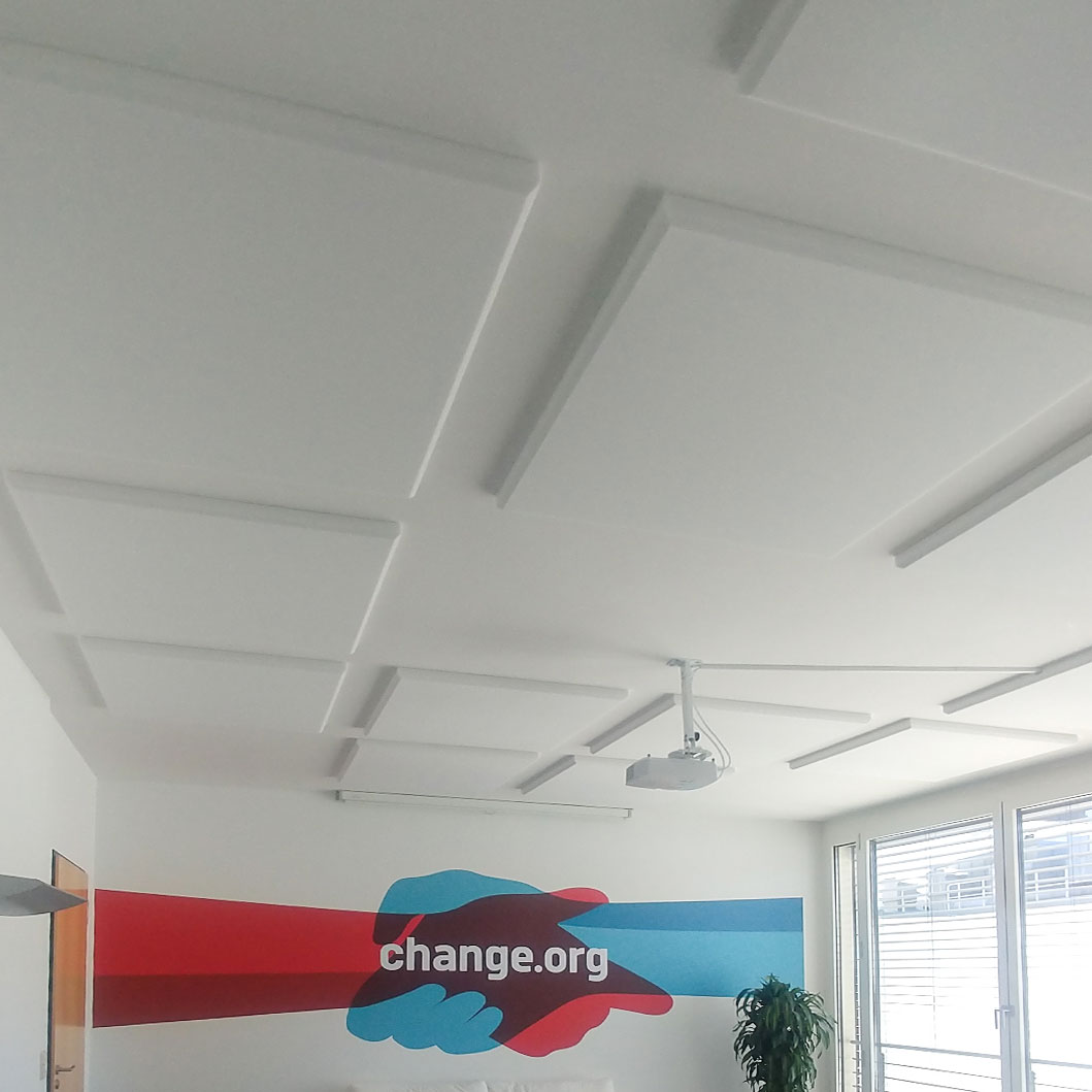 Absorberplatten aus Basotect in einem großen Besprechungsraum