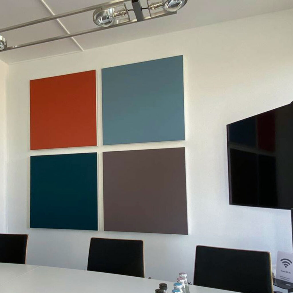 Einfarbige Akustikpaneele in Unternehmensfarben in einem Besprechungsraum