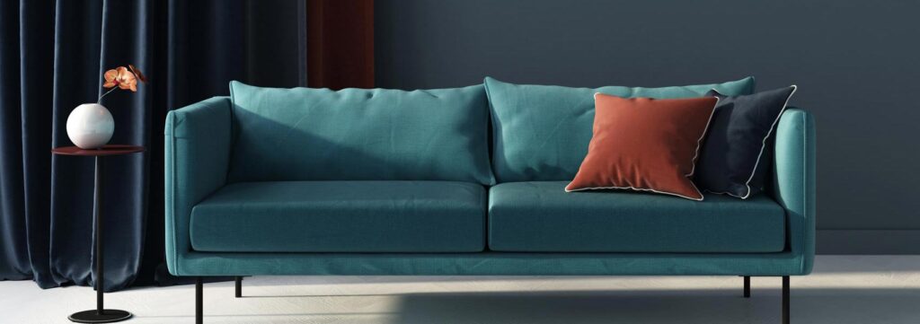 Schallschutzvorhang aus Samt hinter einem Sofa mit Samtbezug