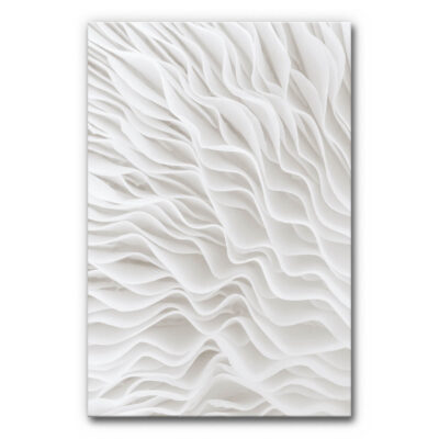Akustikbild Flow I - Organisch, abstrakt, monochrom. Fließende, weiße Strukturen wie gefaltetes Papier oder Sandwellen im Wind. Sanftes Spiel aus Licht und Schatten. Ruhig, edel, fast meditativ – ideal für minimalistische Räume mit Anspruch.