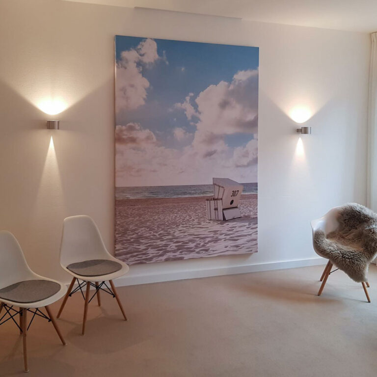 Schallabsorberbilder in einem gemütlich eingerichteten Wartebereich