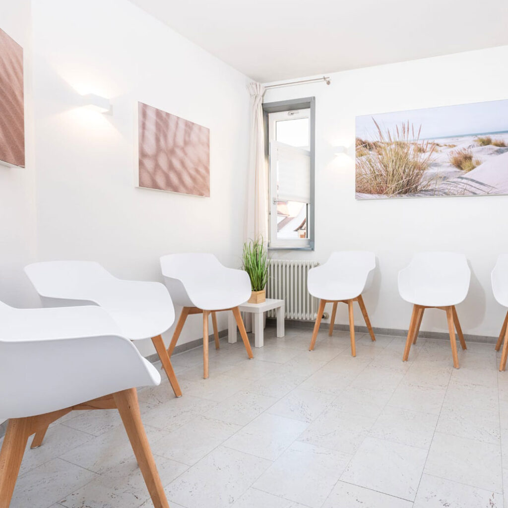 Beispielansicht von mehreren kleinen Akustikbildern in einem Wartebereich zur Frage wie effektiv sind Akustikbilder?