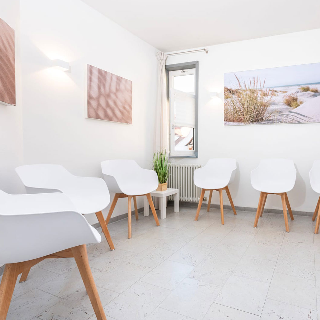 Beispielansicht von mehreren kleinen Akustikbildern in einem Wartebereich zur Frage wie effektiv sind Akustikbilder?