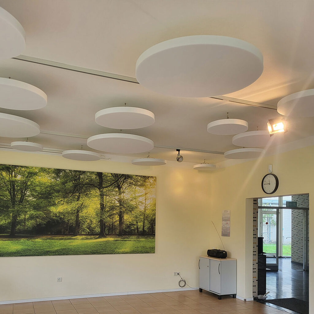 Runde Deckensegel aus Basotect in Kombination mit großen Akustikbildern