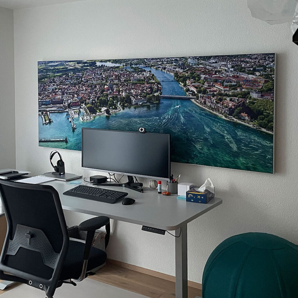 Beispiel für Home Office einrichten mit ergonomischem Bürostuhl und Gymnastikball