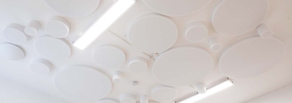 17 Layouts für Absorberplatten an der Decke – Praktische Sets für mehr Ruhe in Kitas