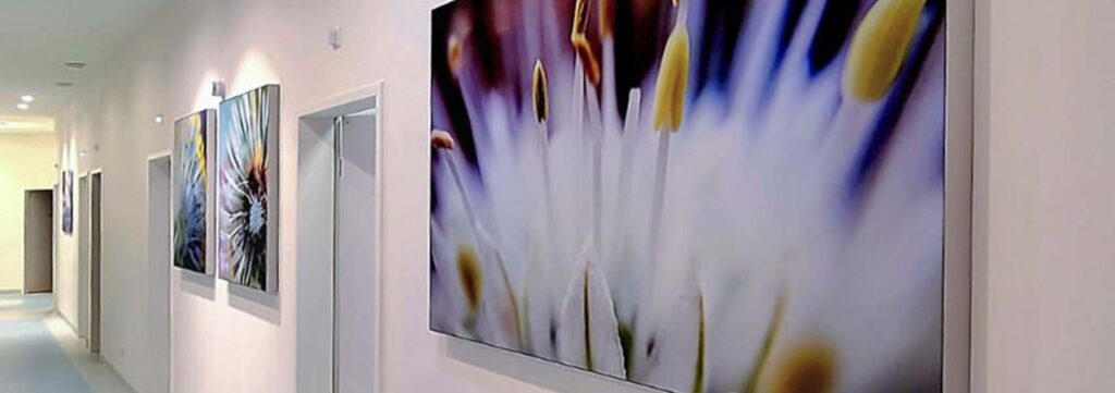 Akkustikbilder im Flur einer Arztpraxis