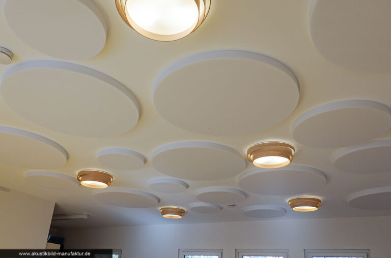 Absorberkreise im Mehrzweckraum eines Nachbarschaftstreffs