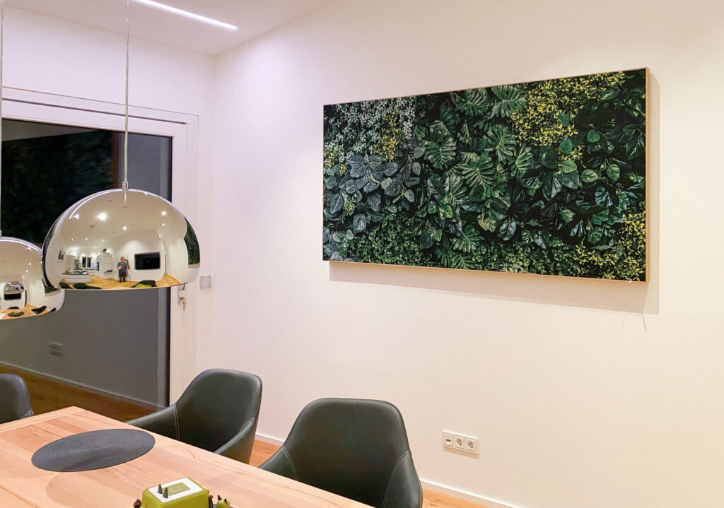 Akustikbild mit Sukkulenten am Esstisch