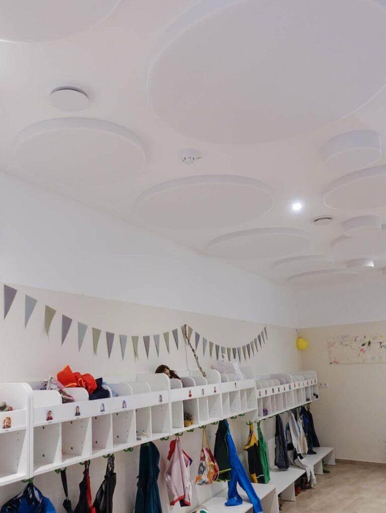 Absorber Kreise Set in der Garderobe einer Kita