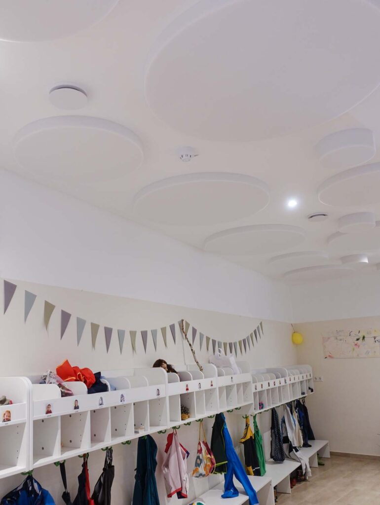 Absorber Kreise Set in der Garderobe einer Kita