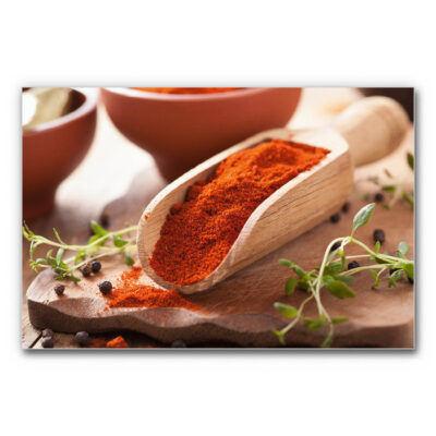 Akustikbild Paprika - Eine Nahaufnahme einer Küchen-Holzschaufel gefüllt mit Paprikapulver