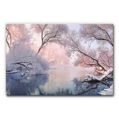 Design Akustikbild Winterlandschaft zeigt eine stille Winterlandschaft mit verschneitem Wald und ruhigem Fluss, in dem sich frostige Bäume spiegeln, getragen von zarten Weiß-, Blau- und Rosatönen.