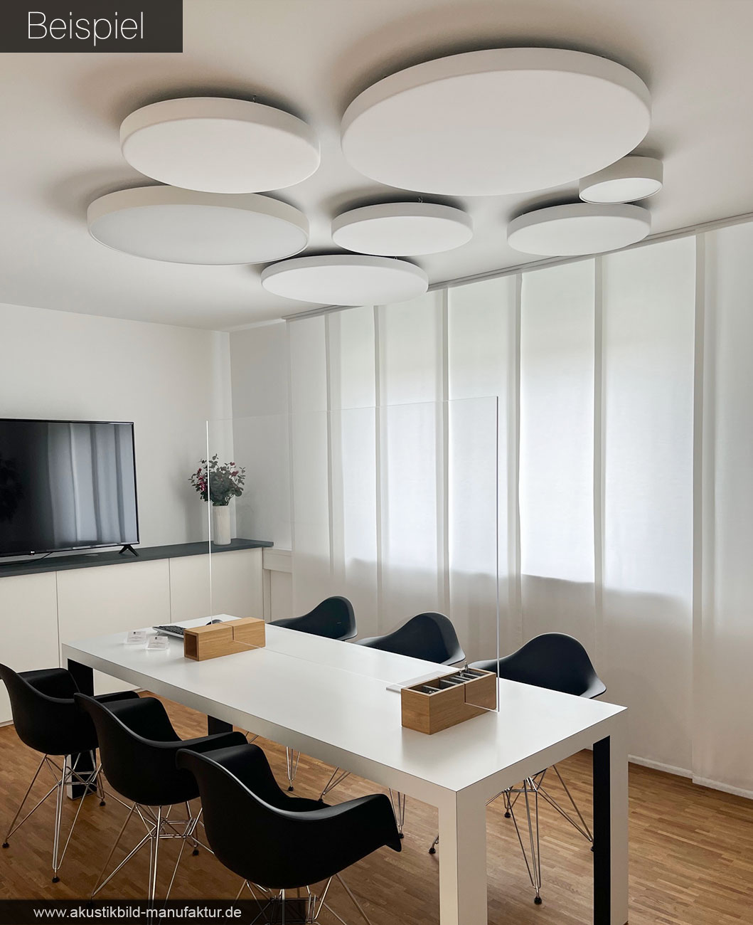 Runde Schall Absorber (Akustikpaneele) an der Decke in einem Besprechungraum