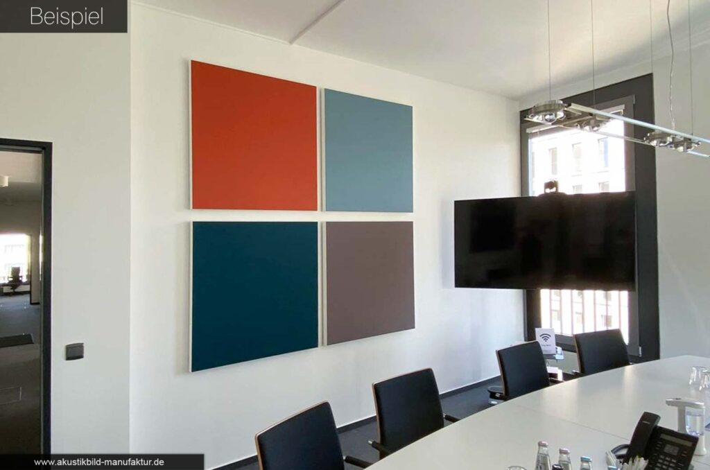 Akustikpanels mit CI-Farben im Besprechungsraum