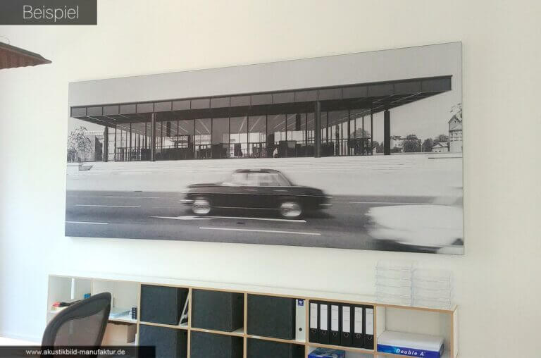 XXL Akustikbild parallel zu einer Schreibtischinsel mit 4 Plätzen