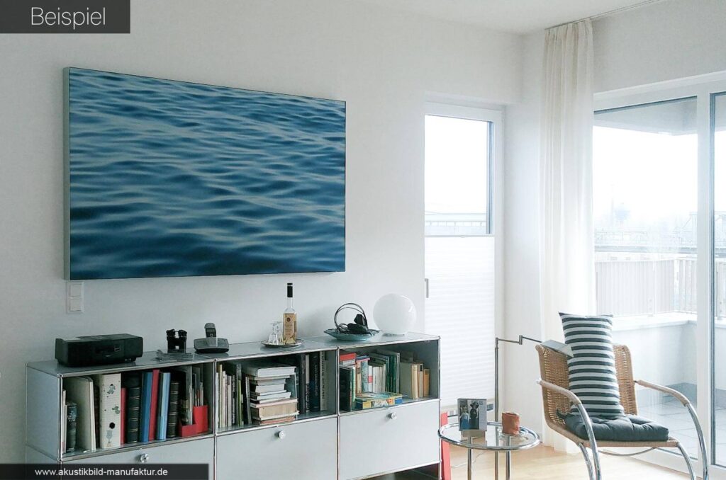 Akustik im Wohnzimmer verbessern mit einem Akustikbild über einem Sideboard