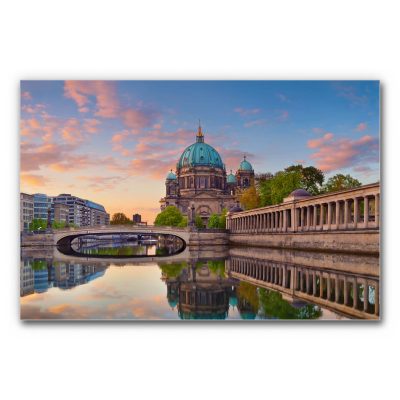 Wandbild mit Raumakustik Berlin Dom, Blick auf den Berliner Dom und die Friedrichsbrücke mit Spiegelung im Wasser bei Abendlicht und farbigem Himmel.