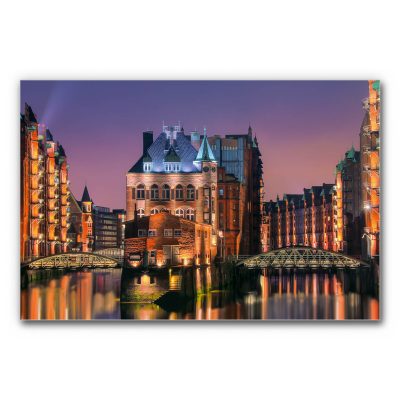 Schallabsorberbild Hamburg Speicherstadt mit beleuchtetem Wasserschloss bei Dämmerung, historische Backsteinarchitektur mit Brücken und Spiegelungen im Wasser.