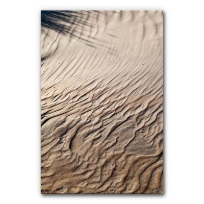 Schallschutz-Bild mit natürlicher Sandstruktur und feinen, wellenförmigen Linien in warmen Erdtönen – Motiv Feuersand.