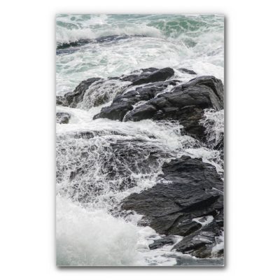 Schalldämmung-Bild Meer und Felsen mit kraftvollen Meereswellen, aufschäumender Gischt und dunklen Küstenfelsen, dynamisches Naturmotiv zur Raumakustik.