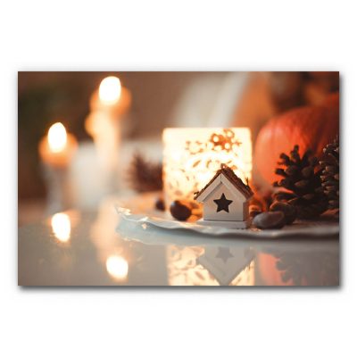 Akustikbild Weihnachtszauber 3 - Eine Nahaufnahme eines Weihnachtstellers mit kleinem Häuschen im Vordergrund und weihnachtliche Dekoration im Hintergrund. Warmherzig