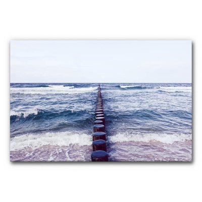 Schallabsorberbild mit Buhnen im Meer, Holzpfähle führen in die Ostsee mit sanften Wellen und klarem Horizont, ruhiges maritimes Akustikbild.