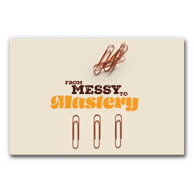 Wandbild mit Raumakustik Motivation mit grafischem Motiv aus Büroklammern, oben ungeordnet, unten geordnet, Schriftzug „From Messy to Mastery“ auf hellem Hintergrund, schalldämmendes Wandbild.