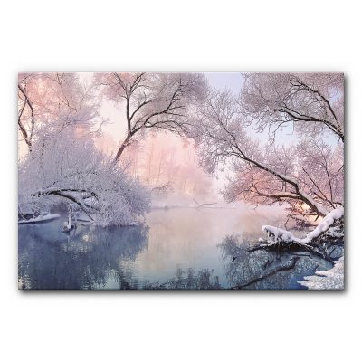 Design Akustikbild Winterlandschaft zeigt eine stille Winterlandschaft mit verschneitem Wald und ruhigem Fluss, in dem sich frostige Bäume spiegeln, getragen von zarten Weiß-, Blau- und Rosatönen.