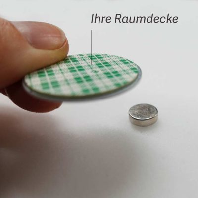 Erklärbild für die Positionierung des selbstklebenden Metallgrundplättchens mit dem Magneten