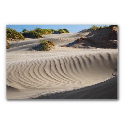 Akustikbild Sanddünen mit feinen, wellenförmigen Windrillen im hellen Sand, natürliche Beige- und Grautöne, ruhige minimalistische Landschaft mit klarer Struktur.