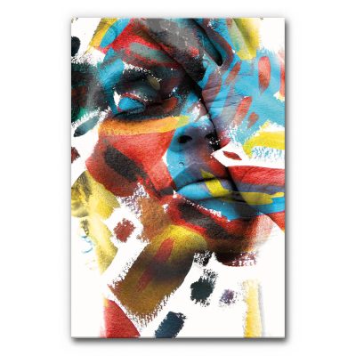 Schallschutz-Bild expressive Farbkunst mit frontalem Porträt, überlagert von kräftigen abstrakten Farbflächen in Blau, Rot und Gelb auf hellem Hintergrund, künstlerisches Wandbild zur Raumakustik.