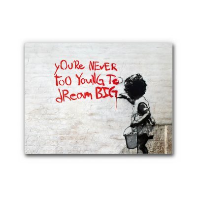 Schallabsorberbild Graffiti Stil mit Kind in Schwarz-Weiß, roter handgemalter Schrift „You’re never too young to dream big“ auf heller Wand im Urban-Art-Look.