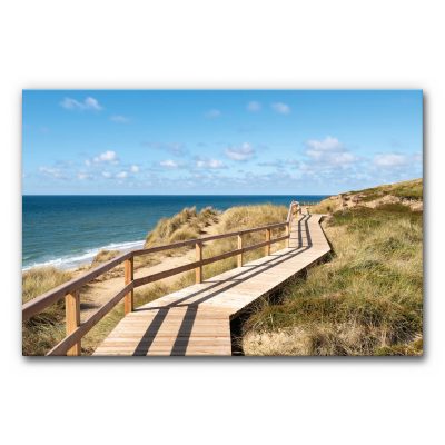 Maritimes schallminderndes Wandbild mit langem Holzsteg in einer Düne