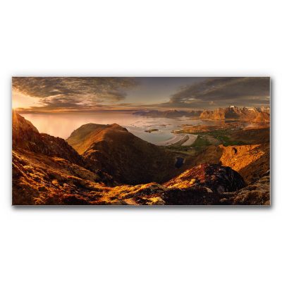 Design Akustikbild skandinavische Landschaft mit norwegischem Fjord, goldfarben beleuchteten Bergen, ruhigem Meer und weitem Himmel, schallminderndes Wandbild.