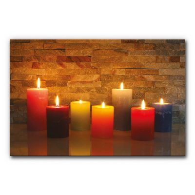 Schallminderndes Wandbild mit Kerzenmotiv, mehrere brennende Kerzen in warmen Rot-, Gelb- und Blautönen vor einer Steinwand, ruhiges schallminderndes Akustikbild.