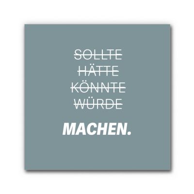 Akustikbild Motivationsspruch Machen mit weißer typografischer Schrift „Sollte Hätte Könnte Würde Machen.“ auf graublauem Hintergrund, motivierendes schallminderndes Wandbild.