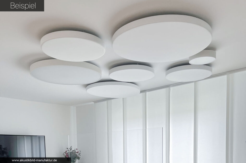 Runde Akustikpaneele an der Decke in einem Meetingraum