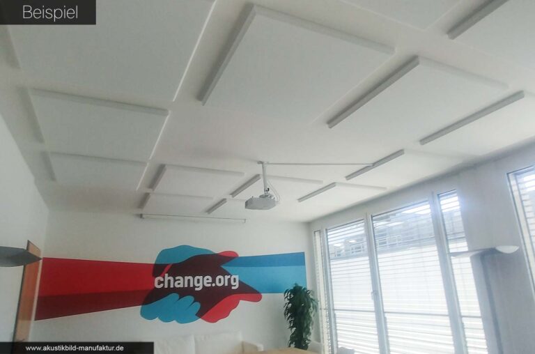 Schallschutzplatten Quadrate im Konferenzraum