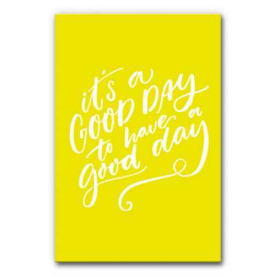 Akustikbild Spruch: It's A Good Day - ein gelbes Bild mit der weißen Handschrift "it's a GOOD DAY to have a good day".