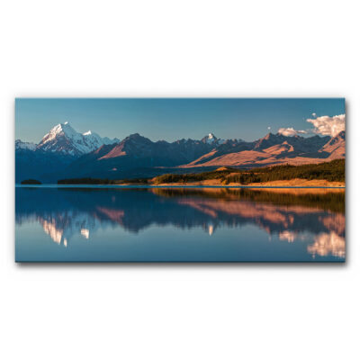 Schallminderndes Wandbild Neuseeland Bergsee mit Aoraki-Motiv, hohes Bergpanorama mit schneebedeckten Gipfeln, See im Vordergrund und klarer Spiegelung der Berge auf der Wasseroberfläche.